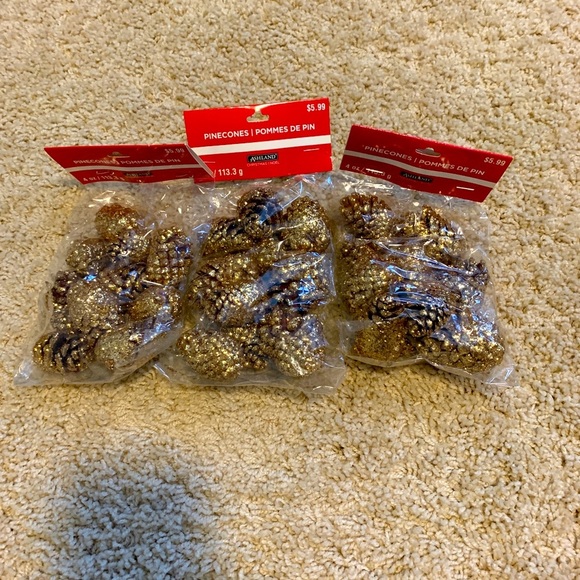 Crafting supplies! Mini gold pine cones - Picture 1 of 2